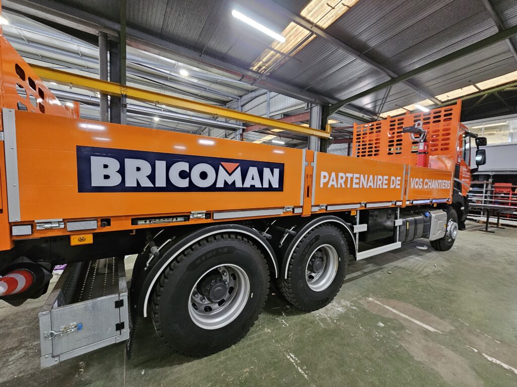 Flocage véhicule HYMSO pour Bricoman Bordeaux logo impression numérique et ridelles orange
