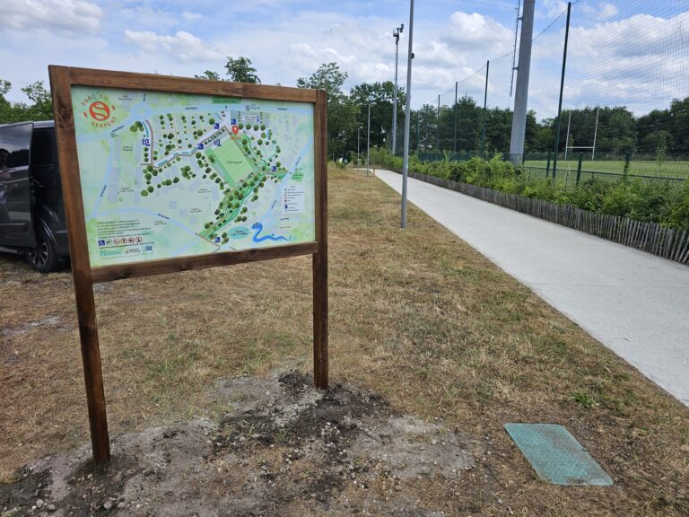 Panneau dibond aluminium et bois signalétique extérieure Marie de Pessac Bordeaux