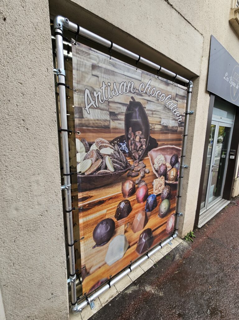 Banderole extérieure PVC Mesh micro-perforé sur façade structure aluminium Léognan