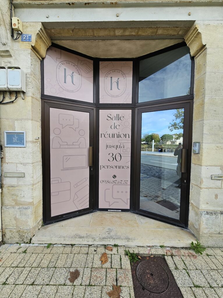 Déco vitrine Hôtel de la Tour à Libourne impression numérique adhésif microperforé