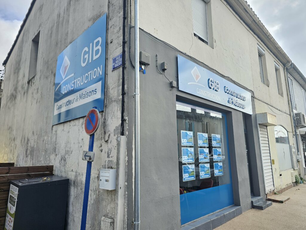 panneau mural enseigne lettres relief et déco vitrine microperforé découpe adhésive GIB Groupe Langon