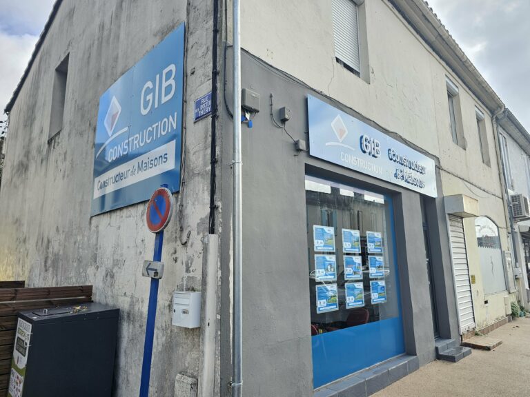 panneau mural enseigne lettres relief et déco vitrine microperforé découpe adhésive GIB Groupe Langon