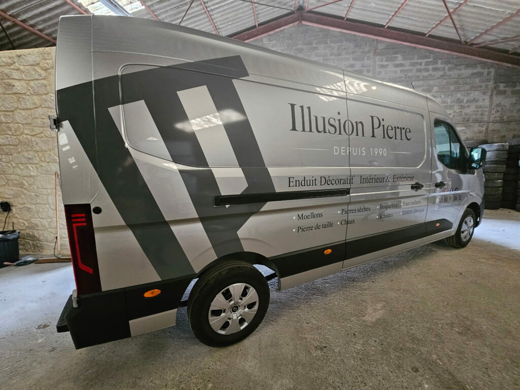 Déco véhicule utilitaire société Illusion Pierre en découpe adhésive sur les deux côtés, l’arrière et le capot