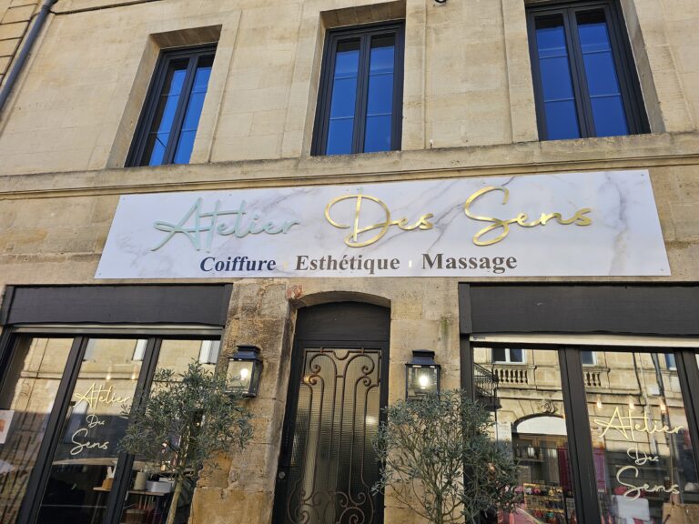 Enseigne et vitrines pour la façade de l'Atelier des Sens à Cadillac en Gironde