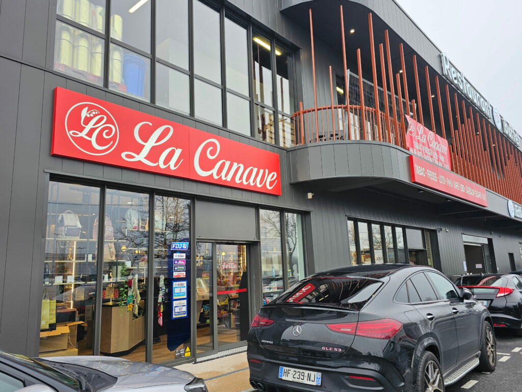 Enseignes lumineuses et banderole publicitaire tabac-presse La Canave Martillac en Gironde