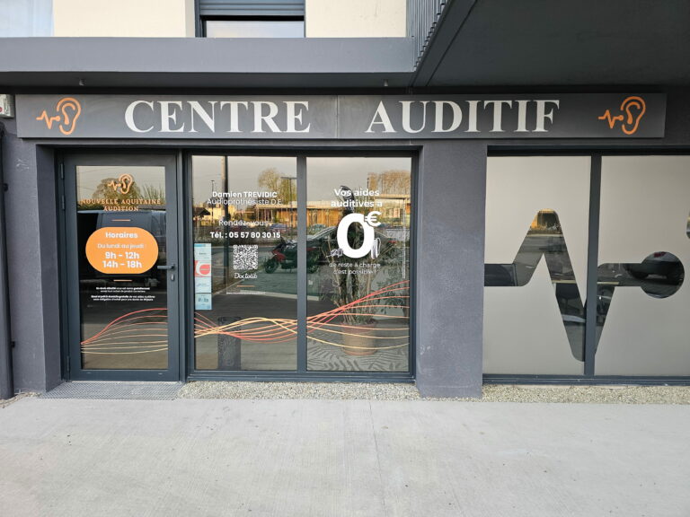 Déco vitrines et enseigne sur la façade du centre Nouvelle Aquitaine Audition de Béguey